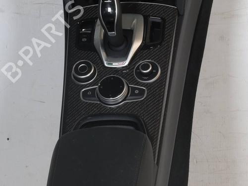 gear-lever-alfa-romeo-stelvio-949_-2016-30738455 main image