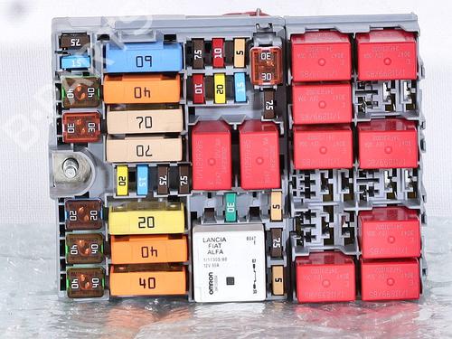 Used Fuse box Fuse box 39403325 39403325