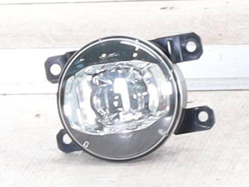 right-front-fog-light-jeep-renegade-suv-bu-b1-bv-2014-25813546 main image