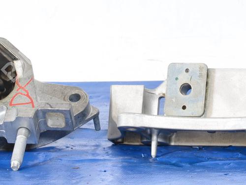 Used Engine mount FIAT 600e / 600 (365_, 364_) Electric (156 hp) 30084188