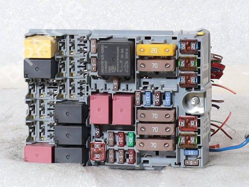 Used Fuse box Fuse box 39199148 39199148