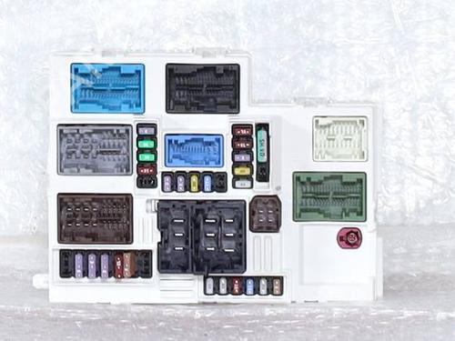 Used Fuse box Fuse box 39403576 39403576
