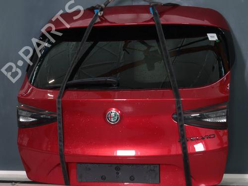tailgate-alfa-romeo-stelvio-949_-2016-28429530 main image