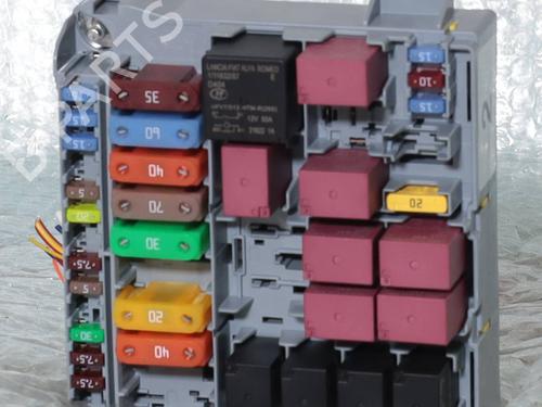 Used Fuse box Fuse box 39403370 39403370