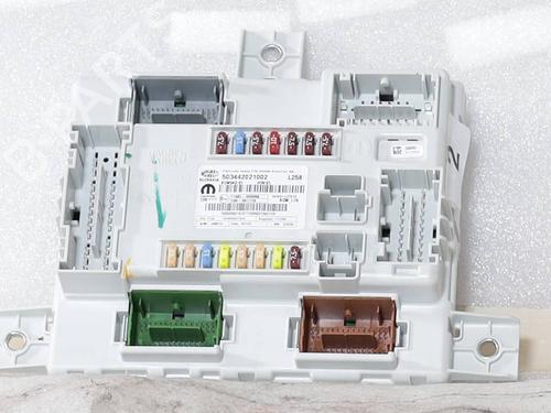 Used Fuse box Fuse box 37662315 37662315