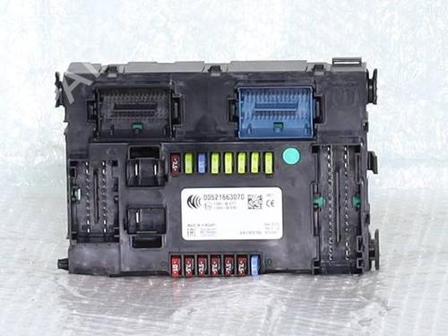 Used Fuse box Fuse box 39262094 39262094