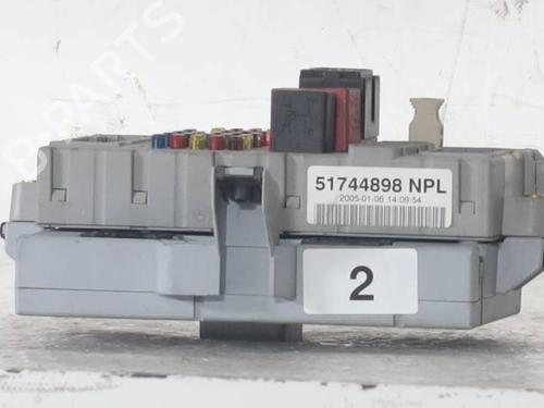 Used Fuse box Fuse box FIAT PUNTO (188_) 1.3 JTD 16V (70 hp) 33284450 33284450