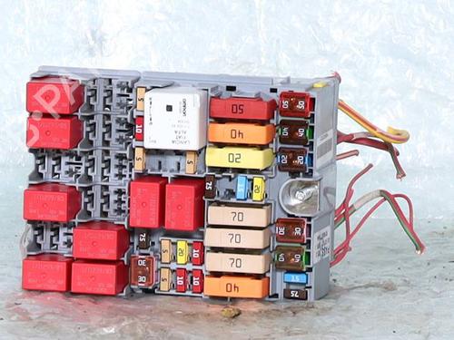 Used Fuse box Fuse box 39262072 39262072