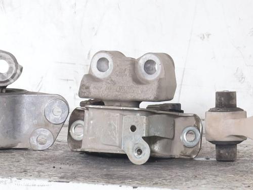 Used Engine mount Engine mount FIAT 500L (351_, 352_) 1.3 D Multijet (199LXY1A, 199LXY11) (84 hp) 33734239 33734239