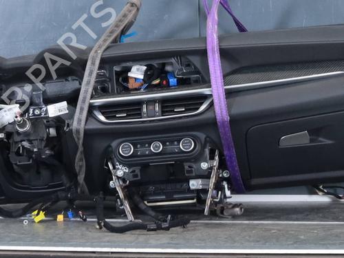 dashboard-alfa-romeo-stelvio-949_-2016-37231225 main image