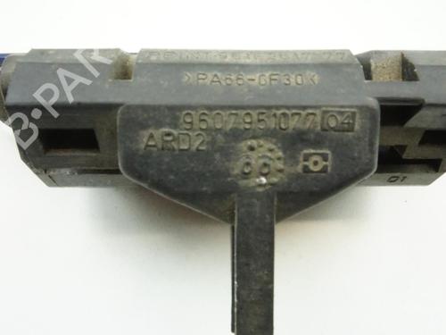 Used Rear right exterior door handle Rear right exterior door handle PEUGEOT 306 Hatchback (7A, 7C, N3, N5) 2.0 HDI 90 (90 hp) 18189060 18189060