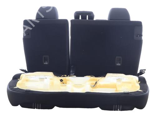 rear-seat-renault-megane-iv-hatchback-b9amn_-2015-38925421 main image