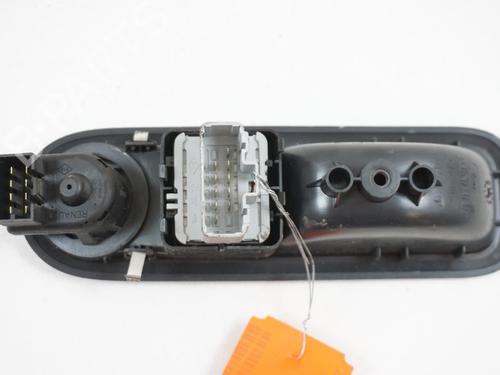 Used Left front window switch Left front window switch RENAULT CLIO III (BR0/1, CR0/1) 1.5 dCi (C/BR0G, C/BR1G) (68 hp) 18177608 18177608