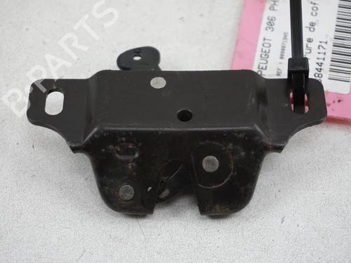 Used Tailgate lock Tailgate lock PEUGEOT 306 Hatchback (7A, 7C, N3, N5) 1.4 (75 hp) 21143788 21143788