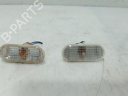 Pisca lateral esquerdo FORD FIESTA V (JH_, JD_) 1.4 TDCi (68 hp) 33191471