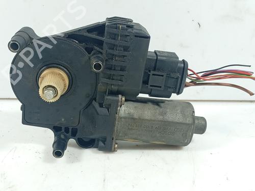 Rudehejsemotor bagstkærm venstre Rudehejsemotor bagstkærm venstre AUDI A6 C5 Avant (4B5, 4B6) 1.9 TDI (110 hp) 39695546 39695546