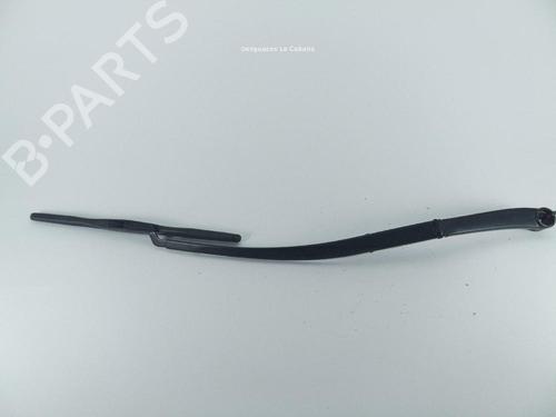 Used Front windshield wiper arm KIA SORENTO III (UM) 2.2 CRDi (200 hp) 31990352