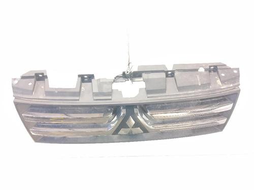 Grill Grill MITSUBISHI PAJERO III (V7_W, V6_W) 3.2 Di-D (V68W) (160 hp) 33716245 33716245