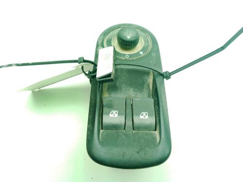 Mando elevalunas delantero izquierdo OPEL MOVANO A Bus (X70) 2.5 DTI (JD) (115 hp) 30871668