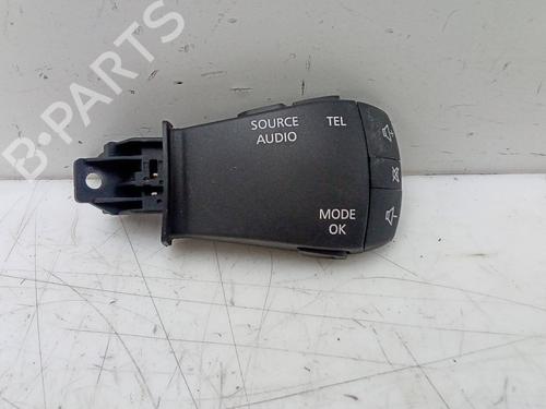 switch-renault-megane-iv-hatchback-b9amn_-2015-19533226 main image