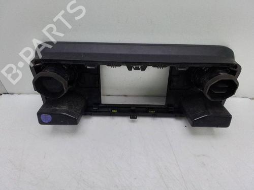 Używane Kratka nawiewu BMW X3 (E83) 2.0 sd (177 hp) 26285001