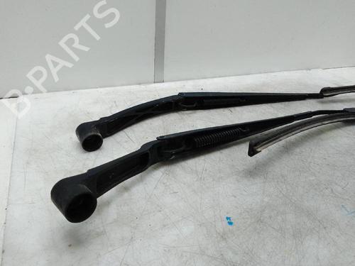 Used Front windshield wiper arm RENAULT KADJAR (HA_, HL_) 1.6 dCi 130 (HLA4) (130 hp) 18839879