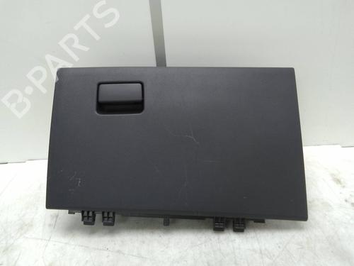 Used Glove box Glove box TOYOTA COROLLA Saloon (_E21_) 1.8 VVTi Hybrid (ZWE211) (122 hp) 18585742 18585742