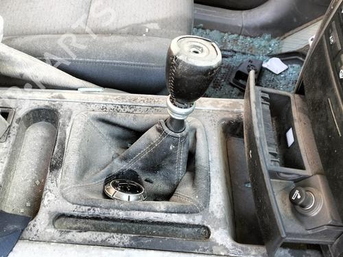 Used Gear lever KIA SORENTO I (JC) 2.5 CRDi (170 hp) 30699490