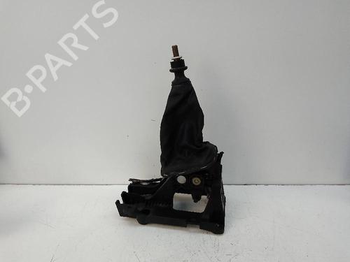 Used Gear lever TOYOTA YARIS (_P13_) 1.3 (NSP130_, NSP130) (99 hp) 20115637