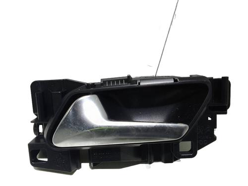 Venstre bagtil invendig håndtag Venstre bagtil invendig håndtag PEUGEOT 2008 II (UD_, US_, UY_, UJ_, UR_, UC_) 1.2 Hybrid 136 (URHPYC, USHPY) (136 hp) 34419588 34419588
