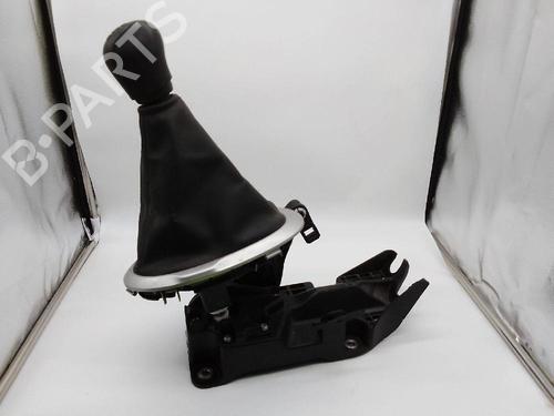Used Gear lever NISSAN JUKE (F15) 1.2 DIG-T (115 hp) 25302452