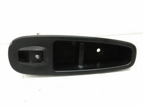 switch-fiat-500l-351_-352_-2012-28149827 main image