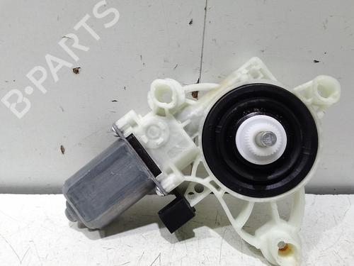 Moteur de lève-vitre avant gauche Moteur de lève-vitre avant gauche MERCEDES-BENZ C-CLASS T-Model (S205) C 300 de (205.213) (306 hp) 34618177 34618177