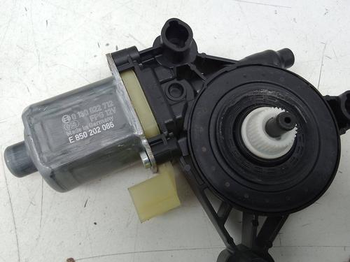 Rudehejsemotor bagstkærm højre AUDI Q3 (F3B) 35 TFSI (150 hp) 28149717