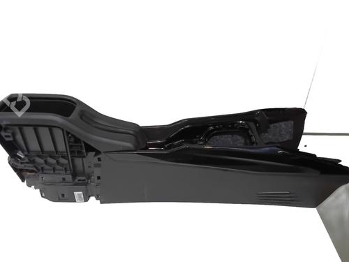 Console centrale Console centrale PEUGEOT 2008 I (CU_) 1.6 BlueHDi 100 (100 hp) 34646997 34646997