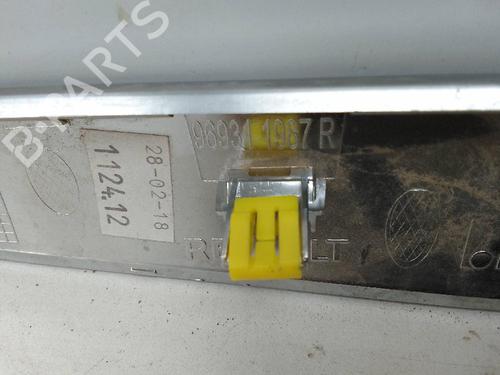 Used Door moulding trim RENAULT MEGANE IV Hatchback (B9A/M/N_) 1.0 TCe 115 (B9MD, B9MW) (114 hp) 18957258