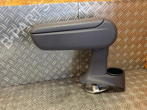 Used Armrest / Center console Armrest / Center console MERCEDES-BENZ A-CLASS (W168) A 160 (168.033, 168.133) (102 hp) 36701871 36701871