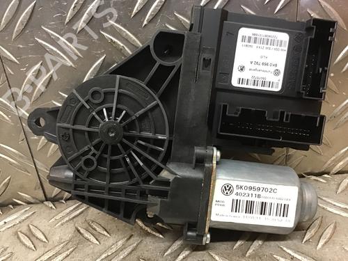 Portierruitmotor rechtsvoor VW GOLF VI (5K1) 1.4 TSI (122 hp) 30099921