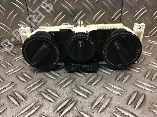 Used Climate control VW GOLF IV (1J1) 1.4 16V (75 hp) 31806097
