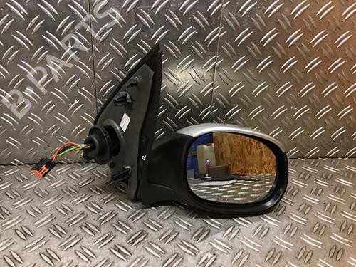 Used Right mirror PEUGEOT 206 Hatchback (2A/C) 1.4 i (75 hp) 31919528