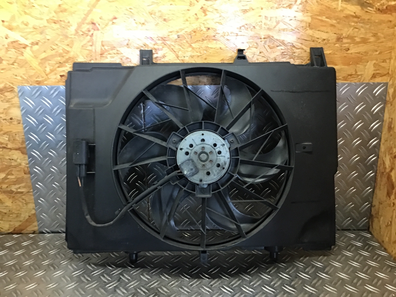 Radiator fan MERCEDESBENZ CCLASS (W202) C 180 (202.018) 7980216 BParts