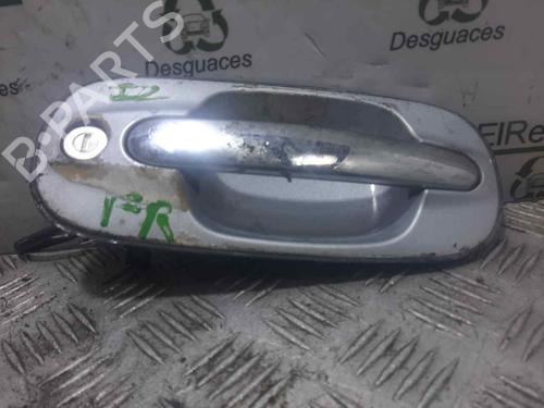 Used Front left exterior door handle HYUNDAI TRAJET (FO) 2.0 CRDi (113 hp) 13410360