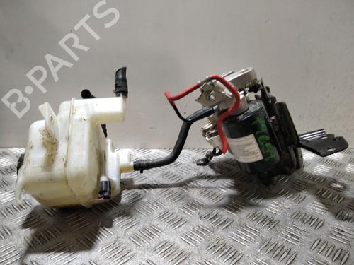 Used Brake master cylinder Brake master cylinder TOYOTA YARIS (_P13_) 1.5 Hybrid (NHP130_, NHP130) (101 hp) 33826305 33826305