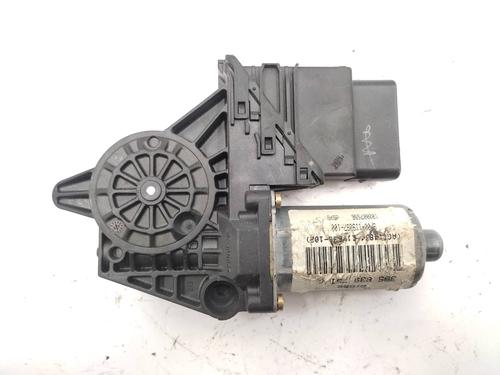 Rudehejsemotor bagstkærm venstre VW PASSAT B5 (3B2) 1.6 (101 hp) 24683150