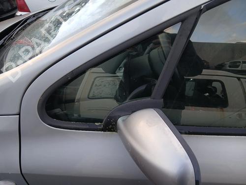 front-left-quarter-glass-peugeot-307-break-3e-2002-2003-2004-2005-2006-2007-2008-2009-32274142 main image
