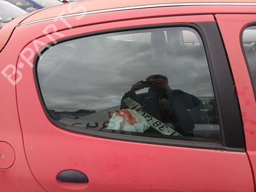 Dør rude højre bagtil Dør rude højre bagtil PEUGEOT 206 Hatchback (2A/C) 1.1 i (60 hp) 32301878 32301878