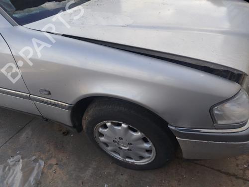 Forskærm Højre Forskærm Højre MERCEDES-BENZ C-CLASS (W202) C 180 (202.018) (122 hp) 33818990 33818990