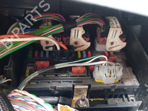Used Fuse box Fuse box 37586509 37586509