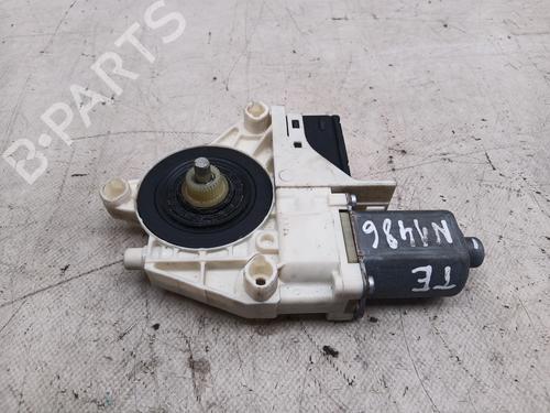 Rudehejsemotor bagstkærm venstre Rudehejsemotor bagstkærm venstre RENAULT LAGUNA III (BT0/1) 2.0 dCi (BT01, BT08, BT09, BT0E, BT0K, BT12, BT1C, BT1D,... (150 hp) 39747894 39747894