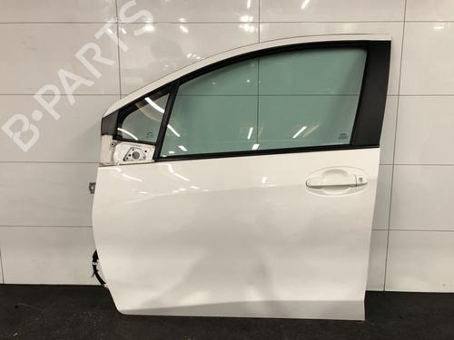 Used Left front door TOYOTA YARIS (_P13_) 1.5 Hybrid (NHP130_, NHP130) (101 hp) 29699811